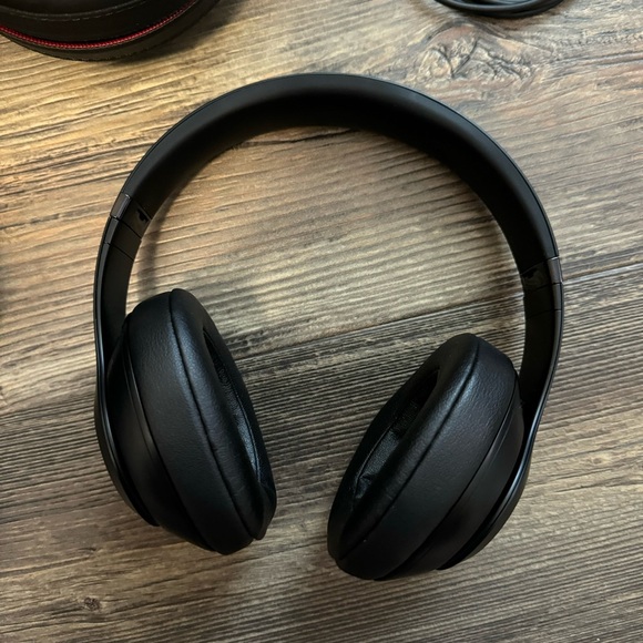 Beats Studio3 Wireless Noise Cancelling Headphones - Matte Black - Picture 4 of 9